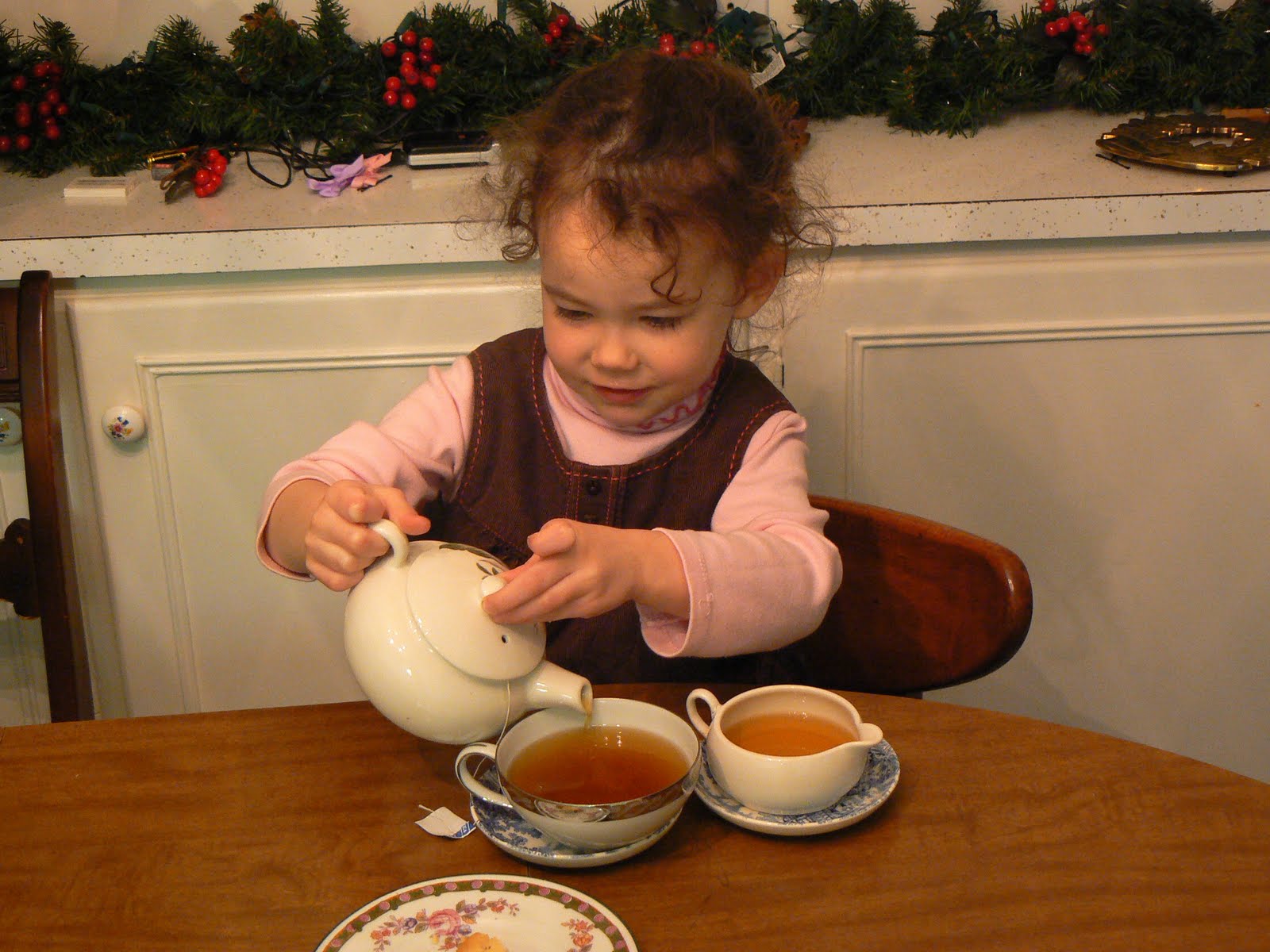 Пью чай с ложкой в кружке. Наливает чай. Детское чаепитие. Чаепитие с детками. Дети пьют чай.